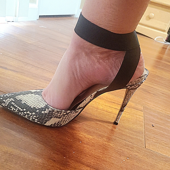 Steve Madden snake skin heels w/ black ankle strap - Picture 2 of 6
